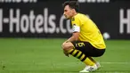 Bek Borussia Dortmund, Mats Hummels, tampak lesu usai ditaklukkan Hoffenheim pada laga Bundesliga di Stadion Signal-Iduna-Park, Sabtu (27/6/2020). Dortmund takluk 4-0 dari Hoffenheim. (AFP/Ina Fassbender)