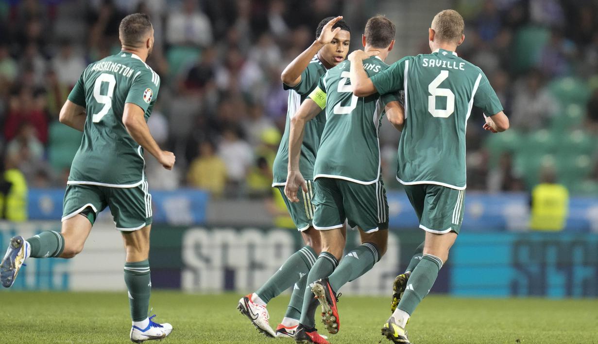 Selebrasi pemain Timnas Irlandia Utara setelah Jonny Evans (dua kanan) mencetak gol ke gawang Slovenia dalam pertandingan kualifikasi Euro 2024 di Stozice stadium, Ljubljana, Slovenia, Jumat (8/9/2023). Gol tersebut merupakan prestasi tersendiri bagi Jhonny Evans yang kini menginjak umur 35 tahun. (AP Photo/Darko Bandic)