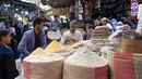 Warga berbelanja menjelang bulan suci Ramadan di pasar kota tua Sanaa, Yaman, Sabtu (18/4/2020). Di tengah pandemi virus corona COVID-19, umat muslim di Yaman dilarang untuk menggelar buka puasa bersama hingga salat berjemaah di masjid. (Mohammed HUWAIS/AFP)