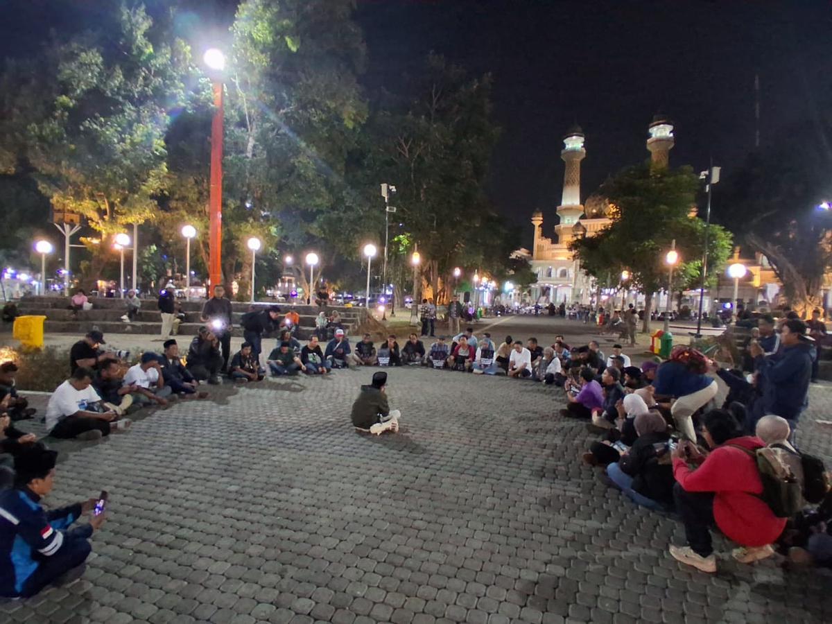 Doa digelar sebagai bentuk solidaritas sekaligus ikhtiar untuk 5 Jurnalis dan 3 kru hilang kontak saat liputan Anak Krakatau di Alun-alun Kota Malang. (merdeka.com/Erwin yohanes).