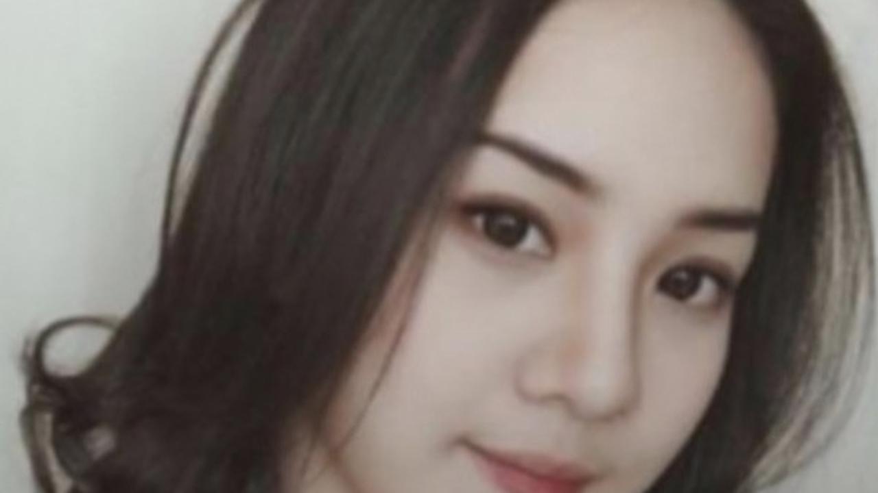 Anya yang semakin tampil percaya diri akhirnya memutuskan terjun ke dunia hiburan sebagai selebgram. Ia juga belajar modeling sekitar tahun 2016-2017.