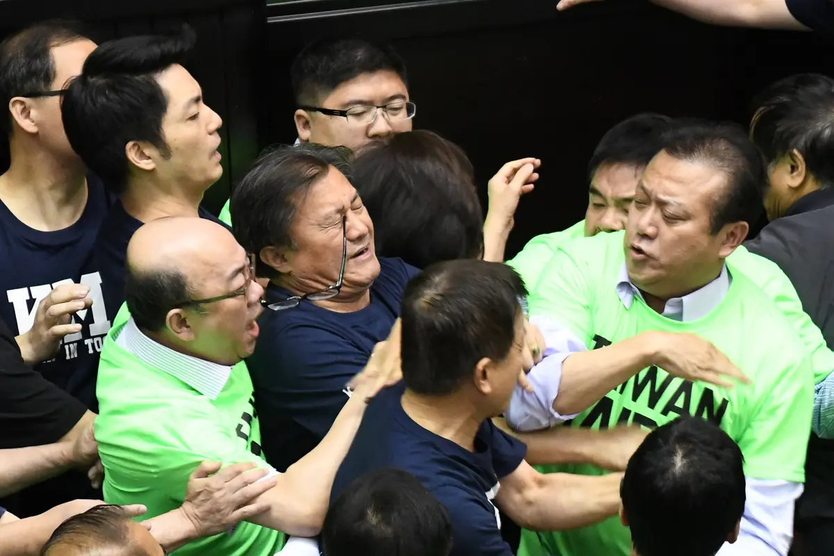 Legislator Taiwan Saling Adu Jotos di Tengah Sidang