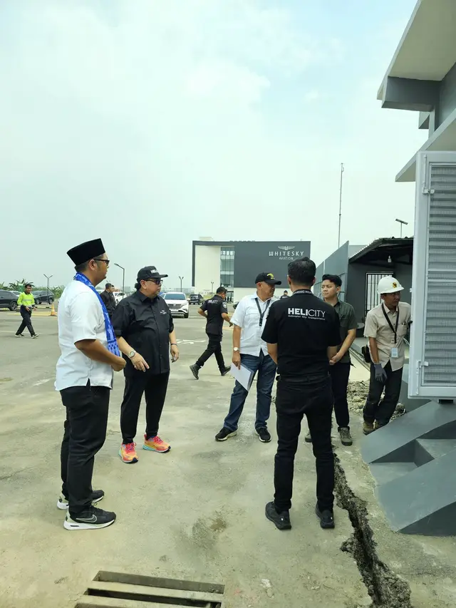 Jajaran Manajemen PLN dan perwakilan PT Whitesky Aviation melakukan pengecekan akhir instalasi kelistrikan. (Dok PLN)