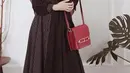 Perpaduan lipstik senada dengan warna tasnya membuat penampilan Zaskia Sungkar makin modis. Meski dalam balutan gamis santai Zaskia nampak anggun dan stylish. (Liputan6.com/IG/@zaskiasungkar15)