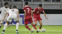 Ada momen spesial dalam laga FIFA Matchday 2023 antara Timnas Indonesia menghadapi Palestina yang berlangsung di Stadion Gelora Bung Tomo, Surabaya, Rabu (14/6/2023) malam WIB. Ya, apalagi kalau bukan momen debut bagi dua pemain naturalisasi, Rafael Struick dan Ivar Jenner. Keduanya diturunkan oleh pelatih Shin Tae-yong dalam laga yang berakhir imbang 0-0. Seperti apa aksinya? (Bola.com/Wahyu Pratama)