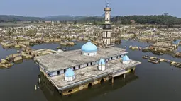 Foto udara sisa bangunan mesijd dan puing-puing bangunan rumah yang kembali muncul di kawasan Bendungan Karian yang mengering di Kampung Somang, Lebak, Banten, Kamis (30/7/2026). (AFP/ Bay Ismoyo)