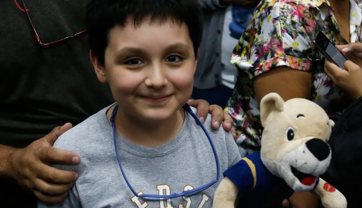 Carlos Santamaria Diaz (12) selama acara pers di Universitas Otonomi Nasional Meksiko (UNAM) di Mexico City, 3 Agustus 2018. Carlos diterima sebagai mahasiswa di UNAM untuk program gelar sarjana dalam bidang fiiska biomedis. (AP/Marco Ugarte)