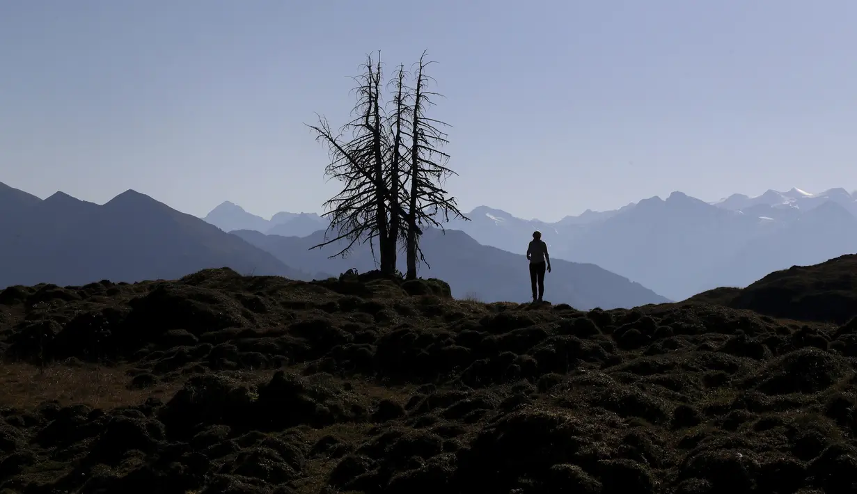 Seorang wanita menikmati pemandangan pegunungan Alpen di dekat Kitzbuehl, Austria (27/10/2019). Pegunungan Alpen adalah nama pegunungan besar di Eropa yang membentang dari Austria dan Slovenia di timur, melalui Italia, Swiss, Liechtenstein, dan Jerman sampai ke Prancis. (AP Photo/Matthias Schrader)