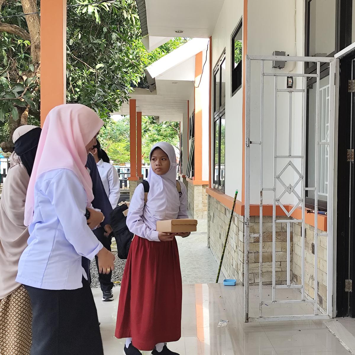 Naila bersama temannya saat MPLS di Sekolah Rakyat Menengah Pertama Makassar