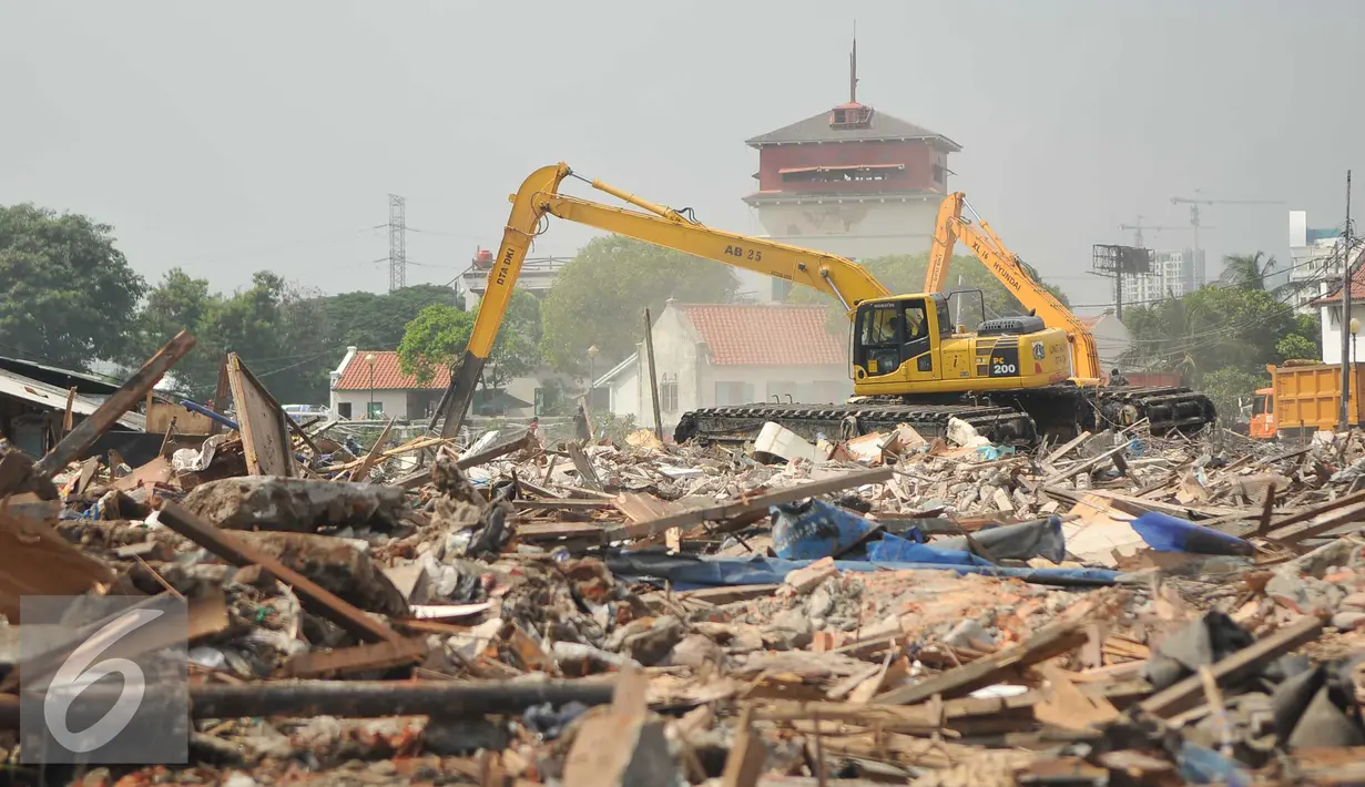 Alat berat dikerahkan dalam pembongkaran di kawasan Kampung Luar Batang, Jakarta, Senin (11/4). Sebanyak 853 bangunan di bongkar dalam rangka revitalisasi kawasan wisata Sunda Kelapa, Museum Bahari, dan kawasan Luar Batang. (Liputan6.com/Gempur M Surya)
