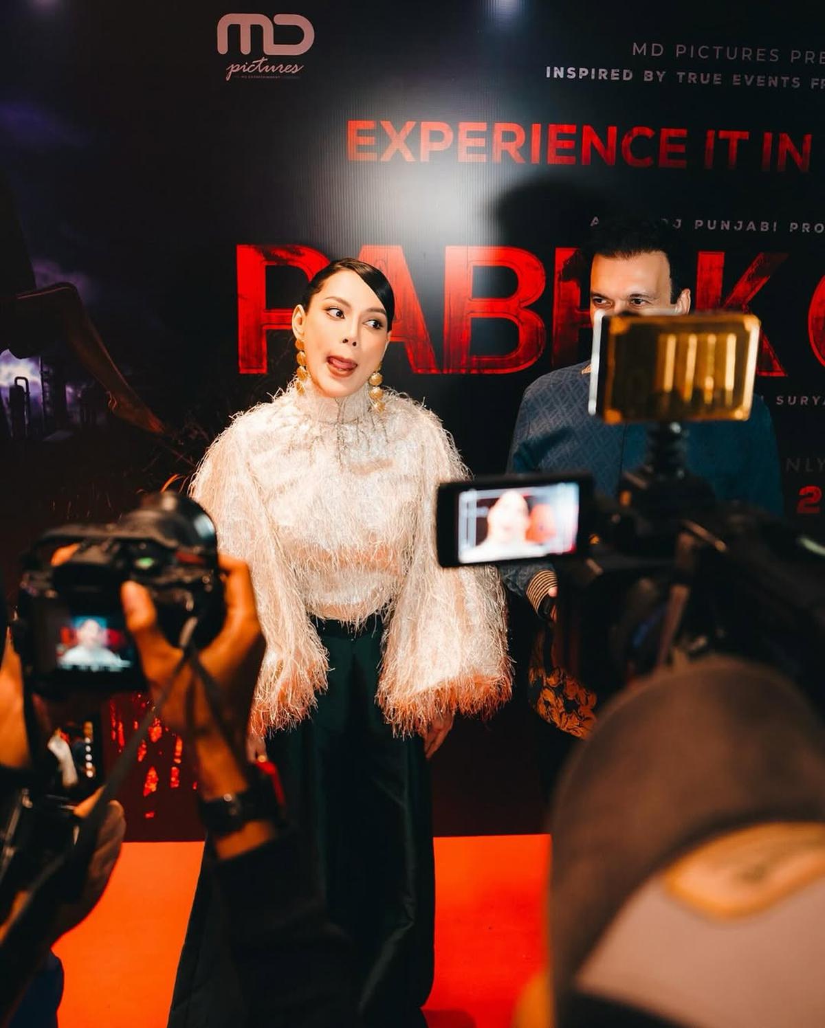 Potret Erika Carlina Hadir di Gala Premier Film 'PABRIK GULA', Oufitnya Keren dan Tak Pernah Gagal