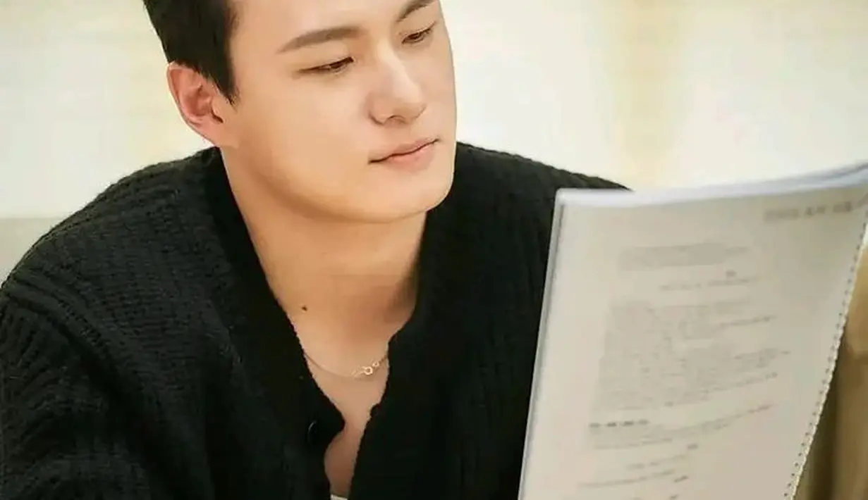 Shin Seungho juga turut tampil di Omniscient Reader's Viewpoint. Di pembacaan naskah pertama, Shin Seungho memilih mengenakan jaket rajut berwarna hitam. [Foto: Instagram/kdrama_content_creator]