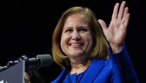 Ghazala Hashmi berbicara di atas panggung setelah dinyatakan sebagai pemenang pemilihan wakil gubernur Virginia di Richmond, Virginia, pada Selasa (4/11/2025)&nbsp;(Dok. AP/Stephanie Scarbrough).