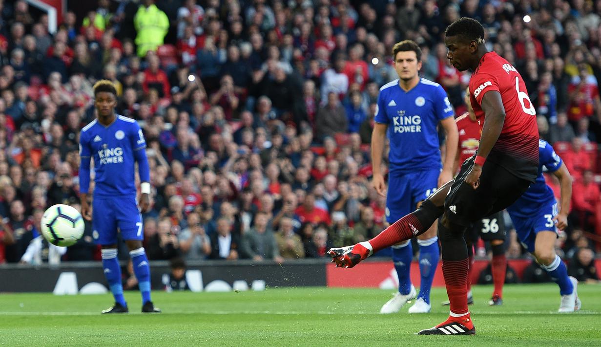 Paul Pogba. Gelandang Prancis berusia 29 tahun yang baru saja meninggalkan Manchester United untuk bergabung kembali dengan Juventus di awal musim 2022/2023 ini menjadi pencetak gol pembuka di Liga Inggris musim 2018/2019 saat MU mengalahkan tamunya Leicester City 2-1 (11/8/2018). Ia menjadi pencetak gol pertama MU dalam laga tersebut melalui eksekusi penalti pada menit ke-3. Satu gol lainnya dicetak Luke Shaw pada menit ke-83, sementara satu-satunya gol The Foxes dicetak Jamie Vardy pada masa injury time babak kedua. (AFP/Oli Scarff)
