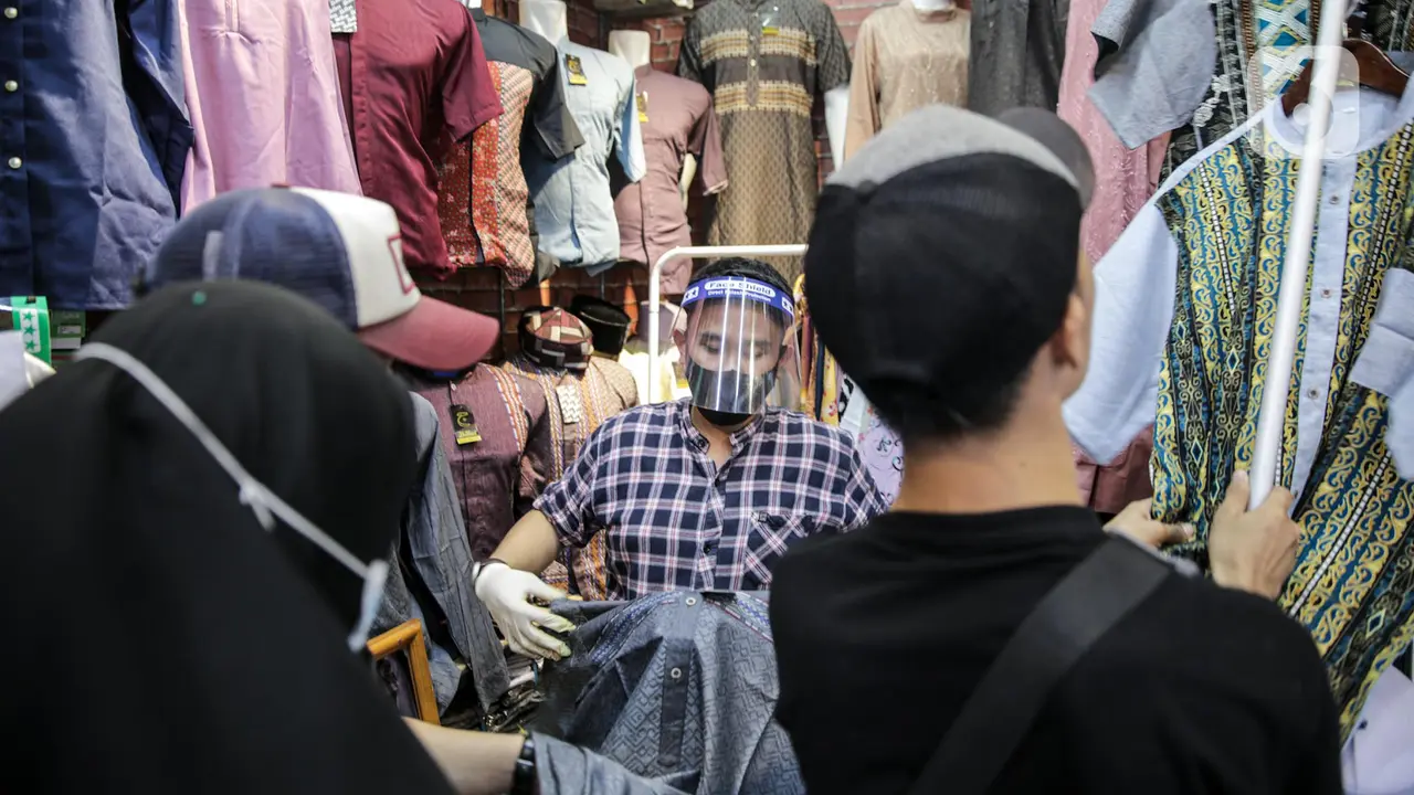 Pedagang di Tanah Abang Lindungi Diri dengan Face Shield