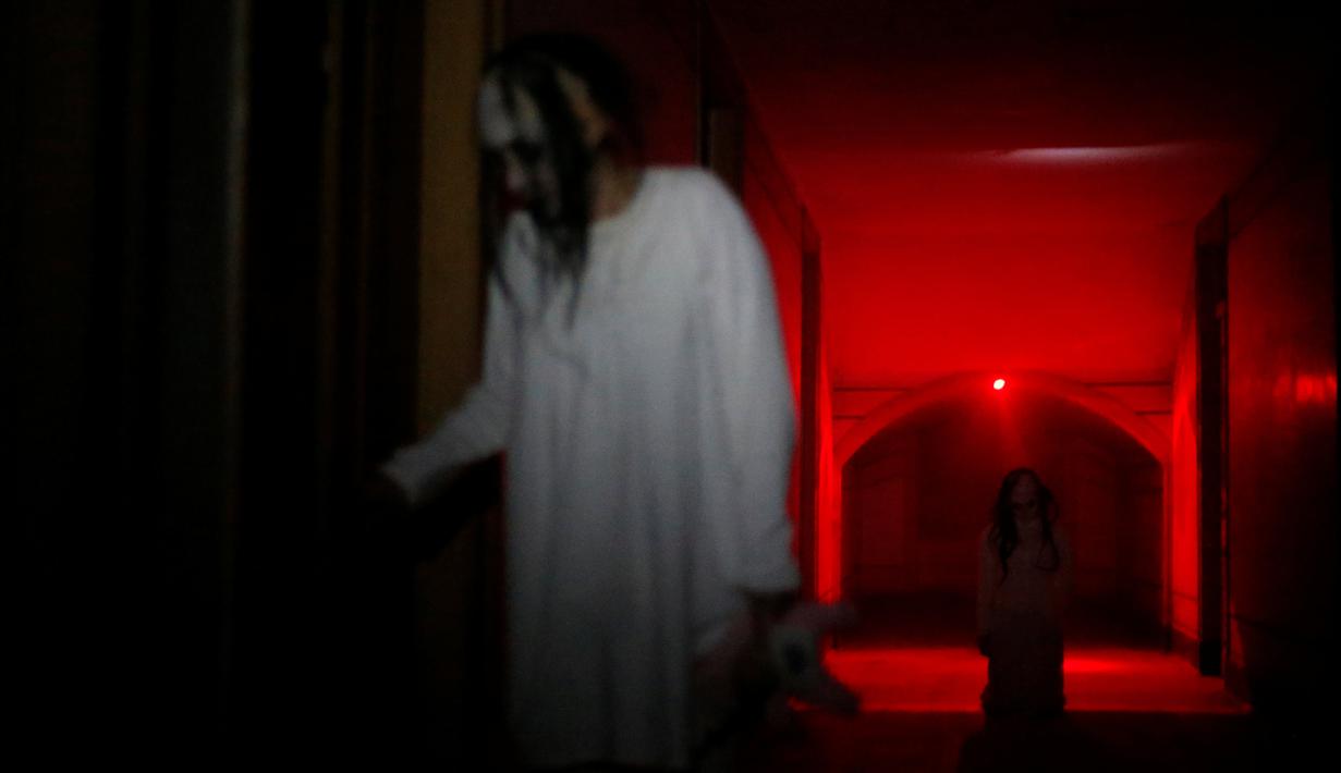 Aktor berperan menjadi hantu saat teatrikal Casa Assombrada di Quinta Nova da Assuncao, Belas, Portugal (13/5). Rumah hantu ini menampilkan penampakan hantu serta jeritan misteri yang dapat menggetarkan nyali pengunjung. (REUTERS/Rafael Marchante)
