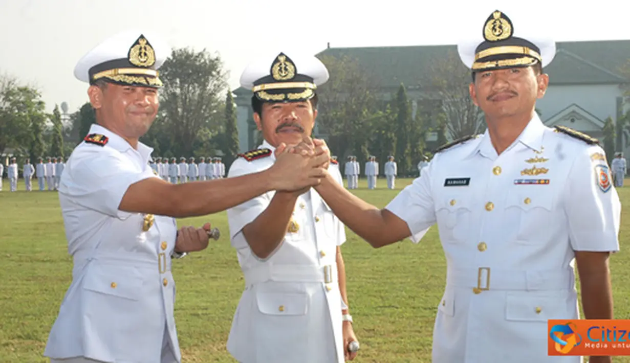 Citzen6, Surabaya: Arek Malang (Arema) Letkol Laut Mohamad Suhari mendapat kepercayaan sekaligus promosi jabatan untuk memimpin Pusat Pendidikan Elektronika, Komando Pengembangan dan Pendidikan TNI AL, menggantikan Kolonel Laut Kawahab. Kamis (23/6). 