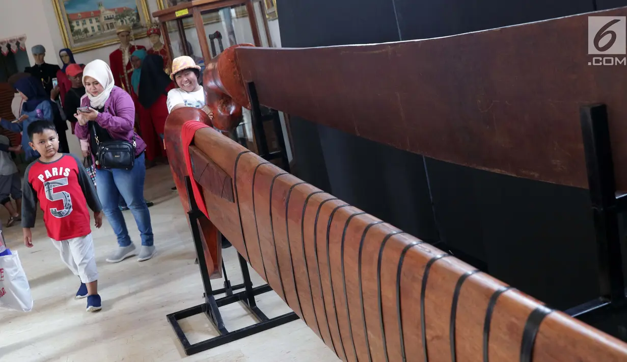 Anak-anak melihat golok raksasa yang dipajang di Museum Betawi, kawasan Setu Babakan, Jakarta, Minggu (23/6/2019). Dalam rangka perayaan HUT ke-492 Jakarta beragam acara kebudayaan khas betawi digelar di kawasan Setu Babakan, Jakarta. (Liputan6.com/Helmi Fithriansyah)