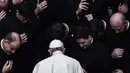 Paus Fransiskus berdoa bersama para imam di akhir audiensi publik terbatas di halaman San Damaso, Vatikan pada 30 September 2020. (Filippo MONTEFORTE/AFP)