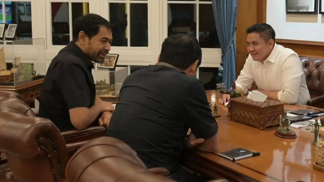 Sekretaris Kabinet (Seskab) Letkol Teddy Indra Wijaya menerima kunjungan Gubernur Aceh Muzakir Manaf atau Mualem.