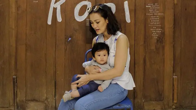 [Bintang] Hobi Pakai Jeans, Intip 4 Tips Kece Mahmud Atiqah Hasiholan