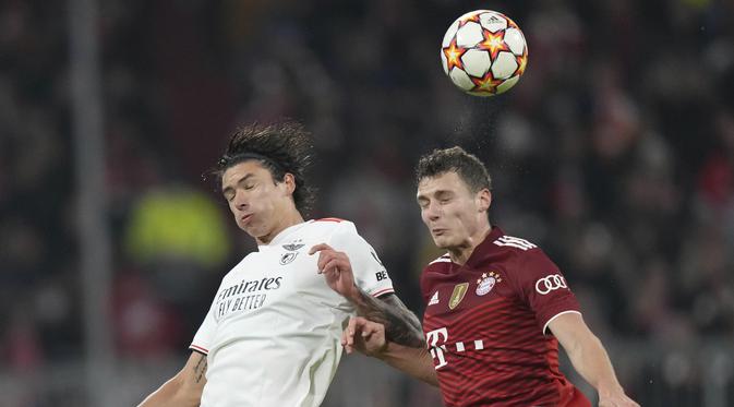 Bek Bayern Munchen, Benjamin Pavard berebut bola dengan penyerang Benfica Lisbon, Darwin Nunez pada pertandingan keempat Grup E yang dihelat di Allianz Arena, Rabu (3/11/2021) dini hari WIB. Munchen sukses menghajar Benfica dengan skor 5-2. (AP Photo/Matthias Schrader)