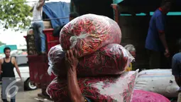 Pedagang membawa cabai yang telah dikemas, Pasar Kramat Jati, Jakarta, Selasa (14/6). Cabai merah mengalami penurunan harga pada saat Ramadan berkisar Rp 25.000/kg - Rp 28.000/kg  yang sebelumnya Rp 40.000/kg. (Liputan6.com/Angga Yuniar)