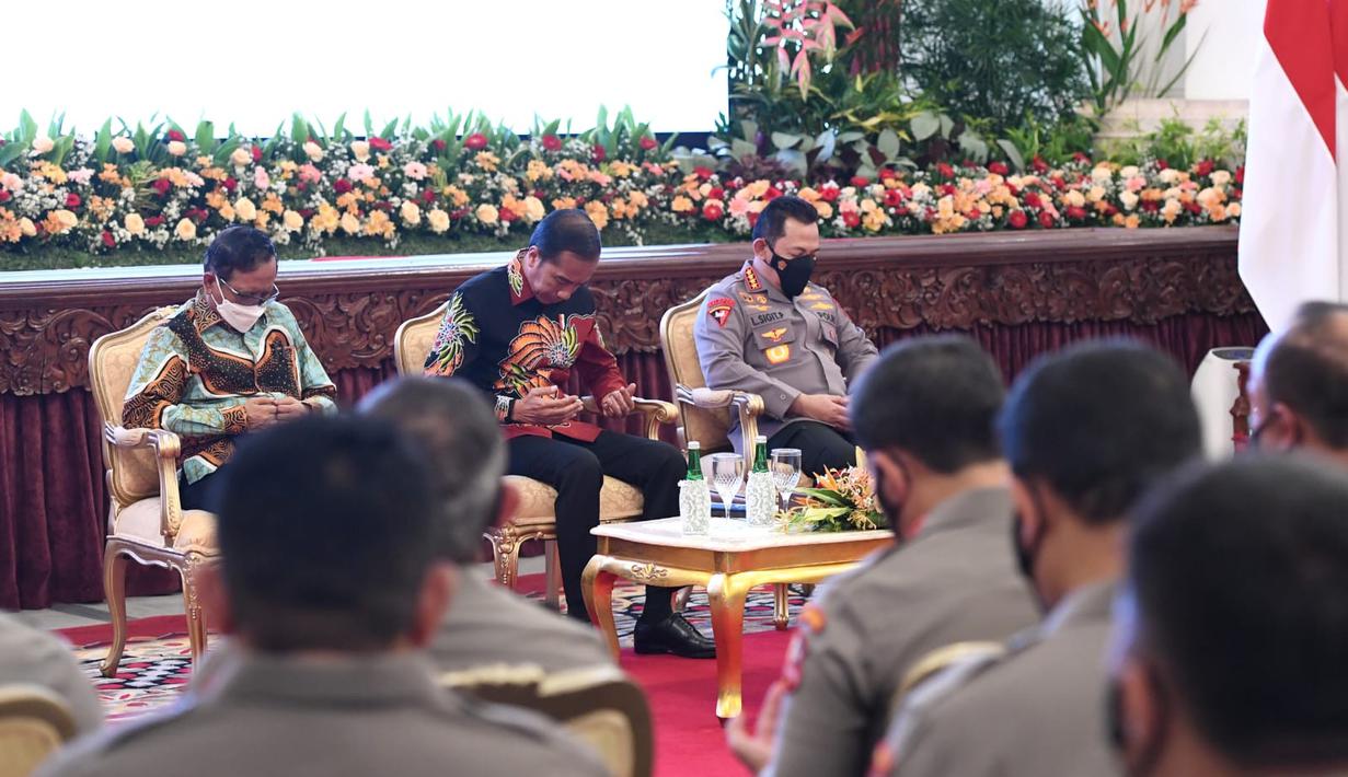 Presiden Joko Widodo bersama Kapolri Jenderal Listyo Sigit Prabowo dan Menteri Koordinator Bidang Politik dan Keamanan Mahfud MD berdoa saat melakukan pertemuan dengan jajaran Kepolisian Negara Republik Indonesia (Polri), di Istana Negara, Jakarta, Jumat (14/10/2022). (Foto: Lukas - Biro Pers Sekretariat Presiden)