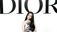 Jisoo BLACKPINK bersama brand Dior. (sumber foto: Koreaboo)