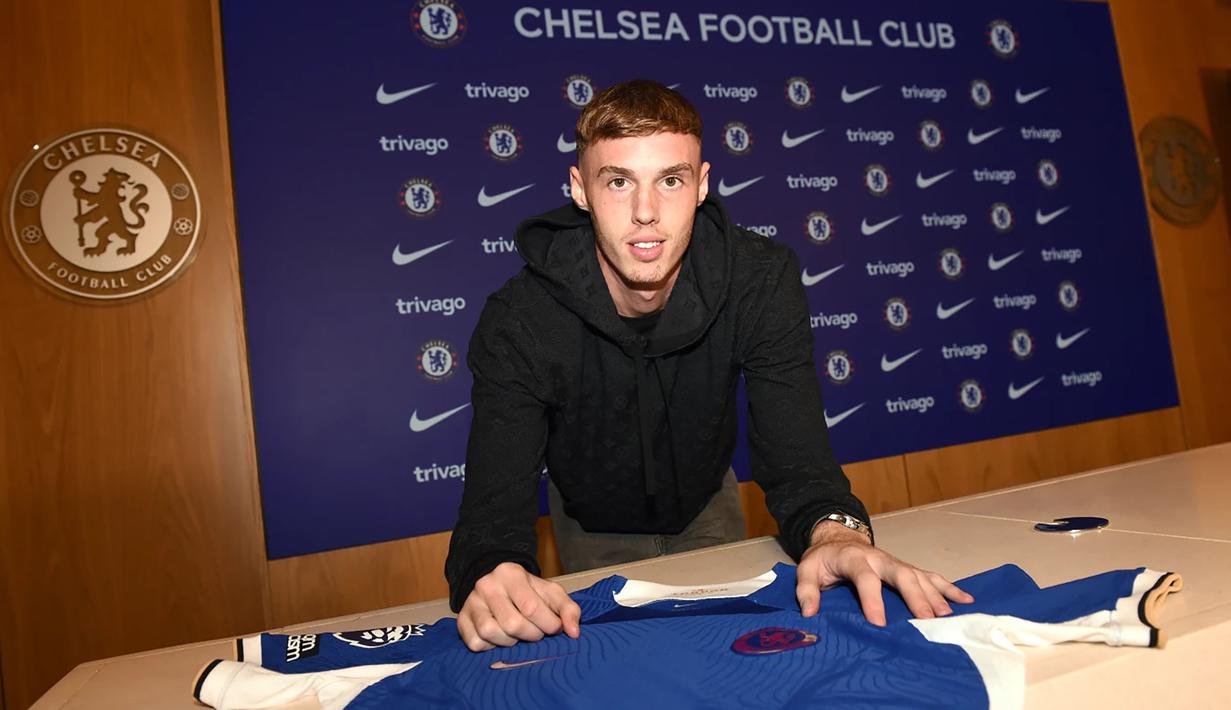 Cole Palmer merupakan produk akademi Manchester City yang dipromosikan ke tim senior sejak awal musim 2021/2022. Ia mulai mendapatkan kepercayaan dari Pep Guardiola pada musim 2022/2023 dengan tampil dalam 14 laga di Liga Inggris. Pada awal musim 2023/2024 ia lebih memilih meninggalkan Manchester City untuk bergabung dengan Chelsea yang mengikatnya dengan nilai transfer 47 juta euro. (chelseafc.com)