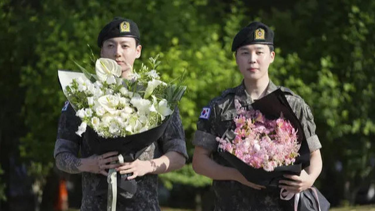 Akhirnya Pulang! Jimin dan Jungkook BTS Resmi Lulus Wamil, Sapa ARMY dengan Senyum Malu-Malu dan Gestur Kagok
