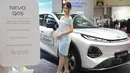 Sales Promotion Girl (SPG) berdiri dekat mobil baru yang dipamerkan dalam pameran otomotif Gaikindo Indonesia International Auto Show (GIIAS) 2026 di Indonesia Convention Exhibition (ICE), Tangerang, Banten, 30 Juli 2026. (KLY/ Budy Santoso)