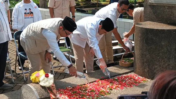 Paslon nomor urut 01 Ridwan Kamil (RK) dan Suswono ziarah ke makam MH Thamrin di TPU Karet Bivak, Jakarta Pusat pada hari pertama kampanye Pilgub Jakarta 2024.</p>
<p>(Merdeka.org)