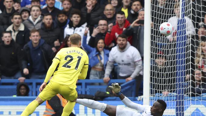 Chelsea babak belur melawan Brentford pada pekan ke-31 Liga Inggris di Stamford Bridge, Sabtu (2/4/2022). Brentford menang 4-1, Christian Eriksen mencetak 1 gol. (AP/Ian Walton)