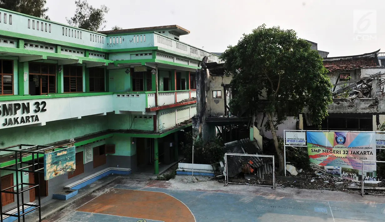Kondisi bangunan yang ambruk di SMP Negeri 32, Pejagalan, Tambora, Jakarta, Selasa (14/8). Akibat dari ambruknya bangunan tersebut para siswa menumpang di SMPN 159 yang lokasinya jauh dari SMPN 32. (Merdeka.com/ Iqbal S. Nugroho)