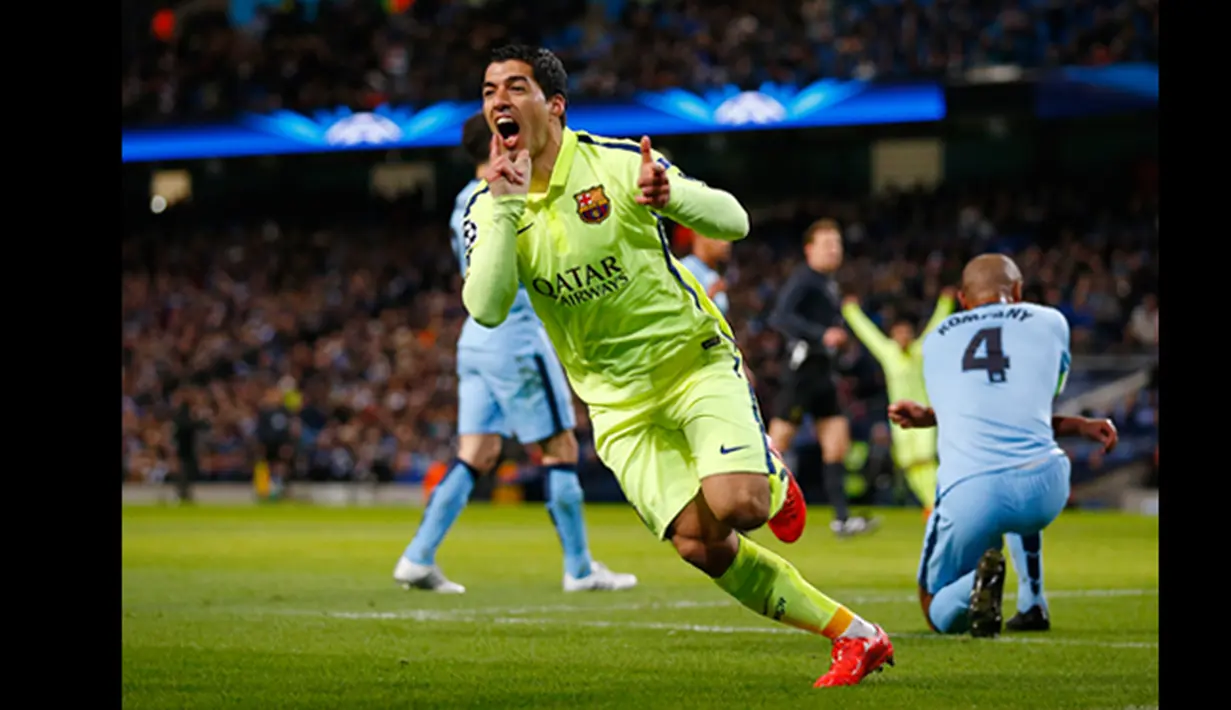 Pemain depan Barcelona, Luis Suarez merayakan gol pertamanya ke gawang Manchester City di laga 16 besar Liga Champions di Stadion Etihad, Manchester, Inggris  (24/2/2015). Barcelona unggul 2-0 atas Man City.(Reuters/Darren Staples)
