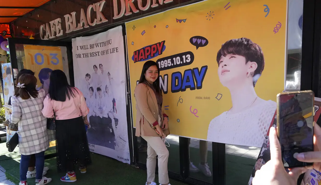 Kemeriahan Ultah Jimin BTS di Kota Seoul. (Foto: (AP Photo/Ahn Young-joon)