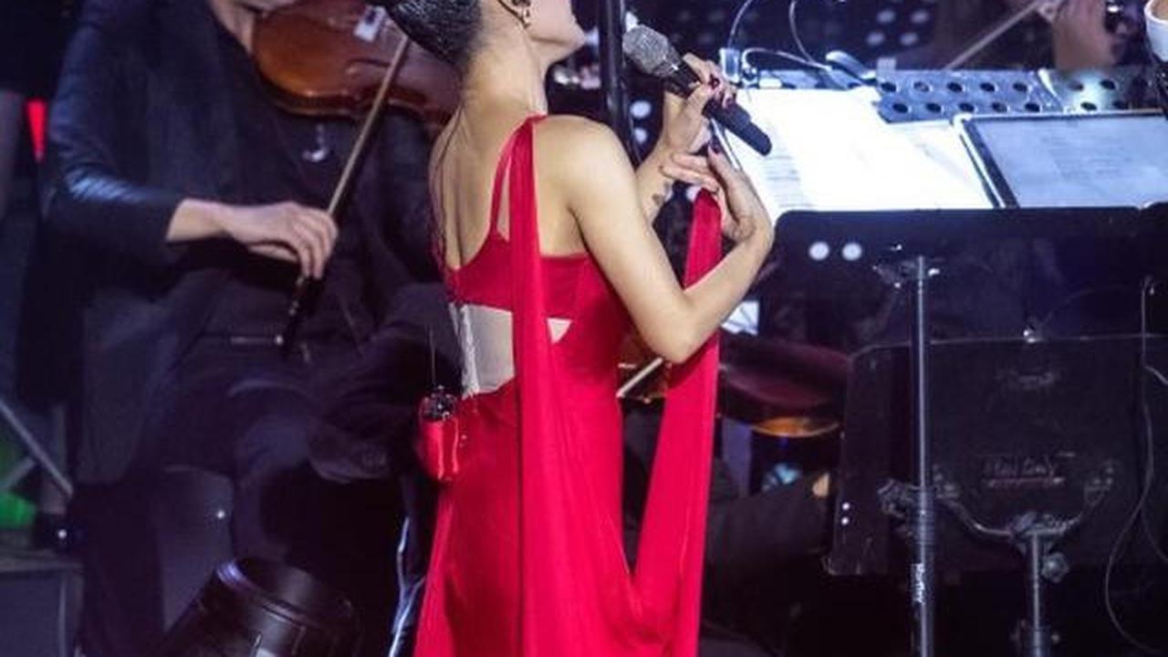 Pesona Yuni Shara Pakai Dress Merah Panjang saat Konser Tunggal Perdana di Istora Senayan
