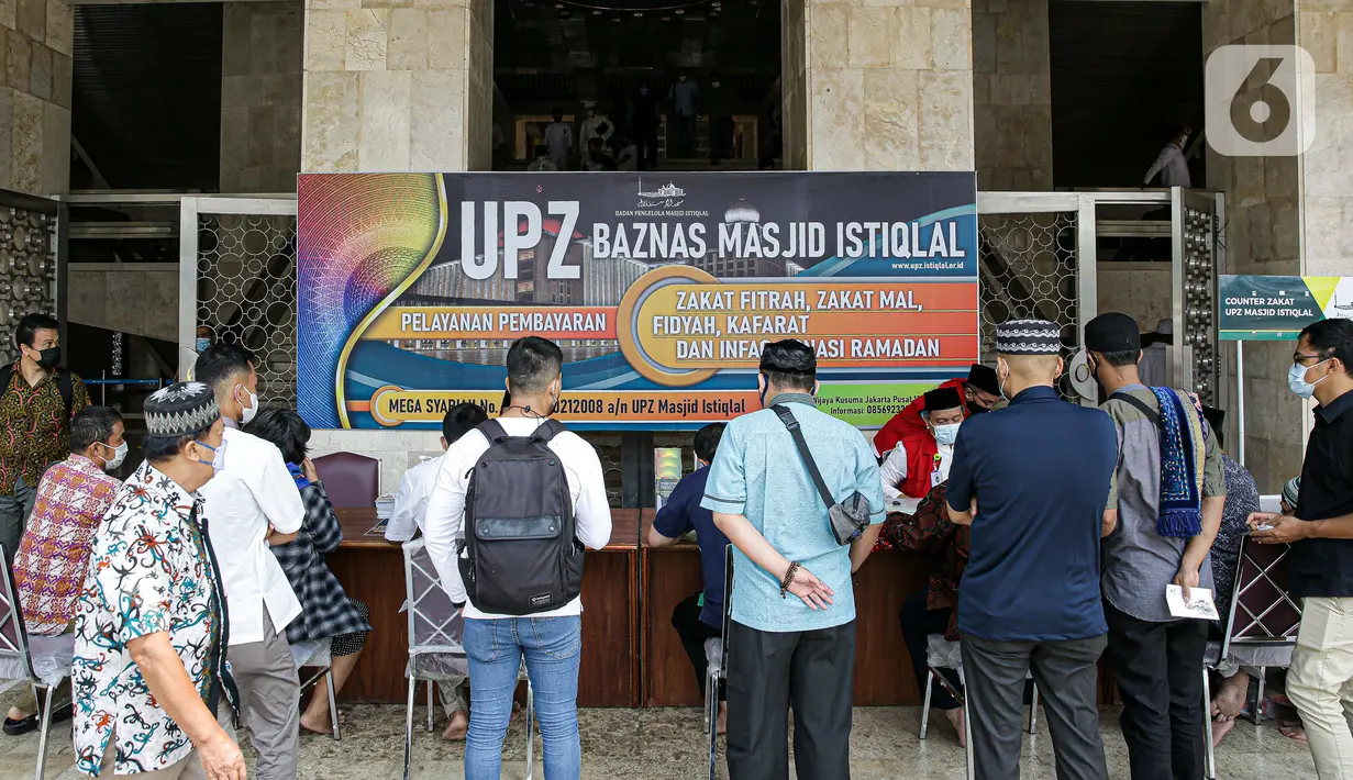 Umat muslim antre membayar zakat fitrah kepada amil zakat di Masjid Istiqlal, Jakarta, Jumat (7/5/2021). Panitia Zakat Masjid Istiqlal mulai membuka layanan pembayaran zakat fitrah dengan pembayaran senilai Rp 50 ribu atau 3,5 liter beras. (Liputan6.com/Faizal Fanani)