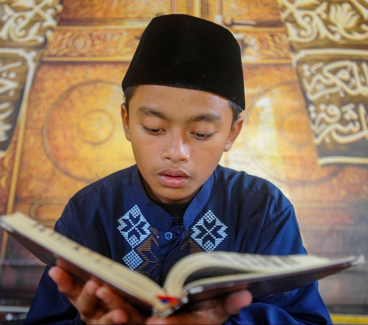 Selain itu, kegiatan ini juga menjadi sarana untuk menjaga tradisi dan kecintaan terhadap Alquran.<br><br>Pondok Pesantren Modern Daarut Tarqiyah Primago memiliki tradisi yang kuat dalam menjaga kegiatan tadarus Alquran.&nbsp;Foto: merdeka.com / Arie Basuki<b
