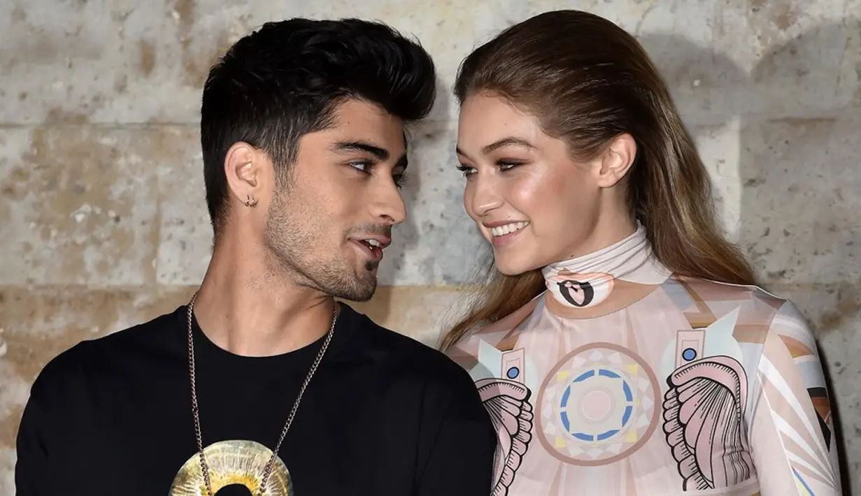 Sebulan usai mengumumkan pernikahan, mereka pun terlihat jalan bareng. (ET Online)