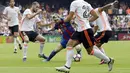 Lionel Messi, berusaha keluar dari kepungan para pemain Valencia pada lanjutan La Liga Spanyol di Mestalla stadium, Valencia, (22/10/2016). (AP/Manu Fernandez)
