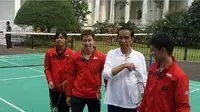 Presiden Jokowi bermain bulutangkis dengan tiga pemain pelatnas, Kevin Sanjaya, Marcus Fernaldi Gideon, dan Gregoria Mariska  Tunjung, pada peringatan Hari Sumpah Pemuda di Istana Bogor,Sabtu (28/10/2017). (Instagram/Marcus Fernaldi Gideon)