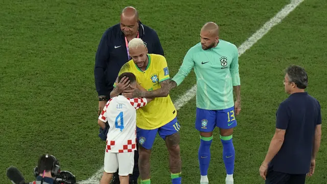 Foto: Momen Menyentuh Hati, Putra Ivan Perisic Hibur Neymar setelah Brasil Terdepak dari Piala Dunia 2022