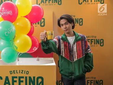 Iqbaal Ramadhan berpose dalam launching Kopi Caffino di kawasan Jakarta, Selasa ( 9/7/2019). Caffino menggandeng aktor sekaligus musisi muda, Iqbaal Ramadhan sebagai brandambassador. (Liputan6.com/Faizal Fanani)