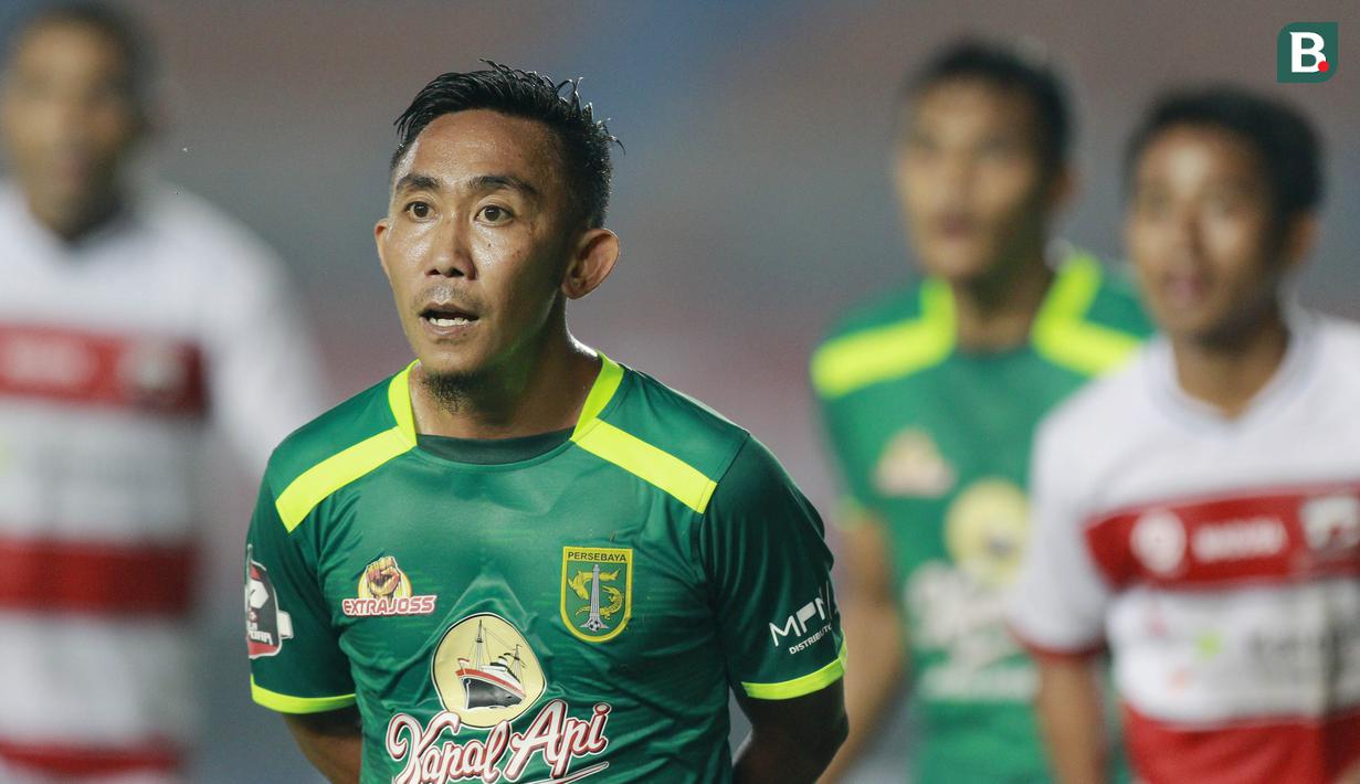 Rendi Irwan - Gelandang gaek ini sukses menjadi motor permainan dan penyemangat anak muda Bajul Ijo di Piala Menpora 2021. Pemain berusia 33 tahun itu pernah menimba ilmu di Mitra Surabaya.