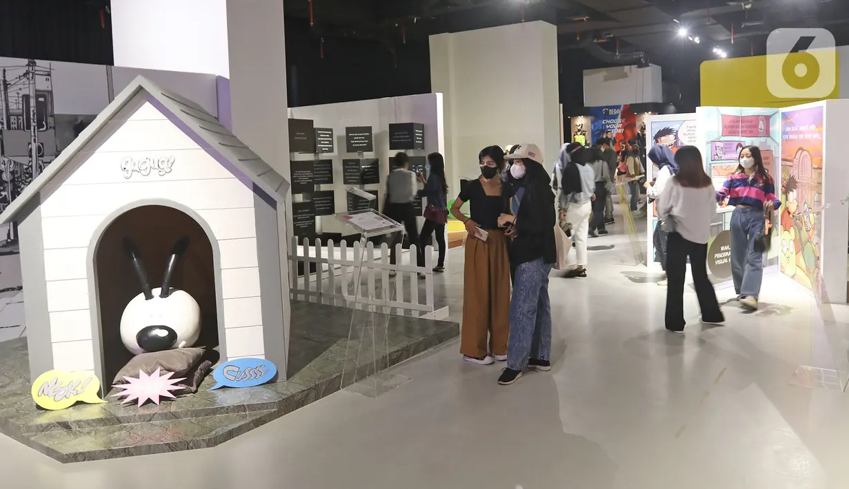 Sejumlah pengunjung berada di area pameran PopArt Jakarta di Mal Astha District 8, Jakarta, Selasa (7/12/2021). Pameran bertema "Celebration of Art and Creative Intellectual Property" ini menampilkan sejumlah karya terpilih dari kreator kekayaan intelektual Indonesia. (Liputan6.com/Herman Zakharia)