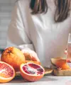 Menjaga cairan dalam tubuh dan nutrisi dengan minum air putih yang cukup dan mengonsumsi buah-buahan secara rutin. (Foto/dok: freepik/pvproductions)