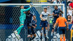 Kiper New England Revolutions, Djordje Petrovic (kiri), berhasil menangkap bola saat pertandingan Major Soccer League melawan Vancouver Whitecaps yang berlangsung di BC Place (26/6/2023). (AFP/ Getty Images/Jordan Jones)