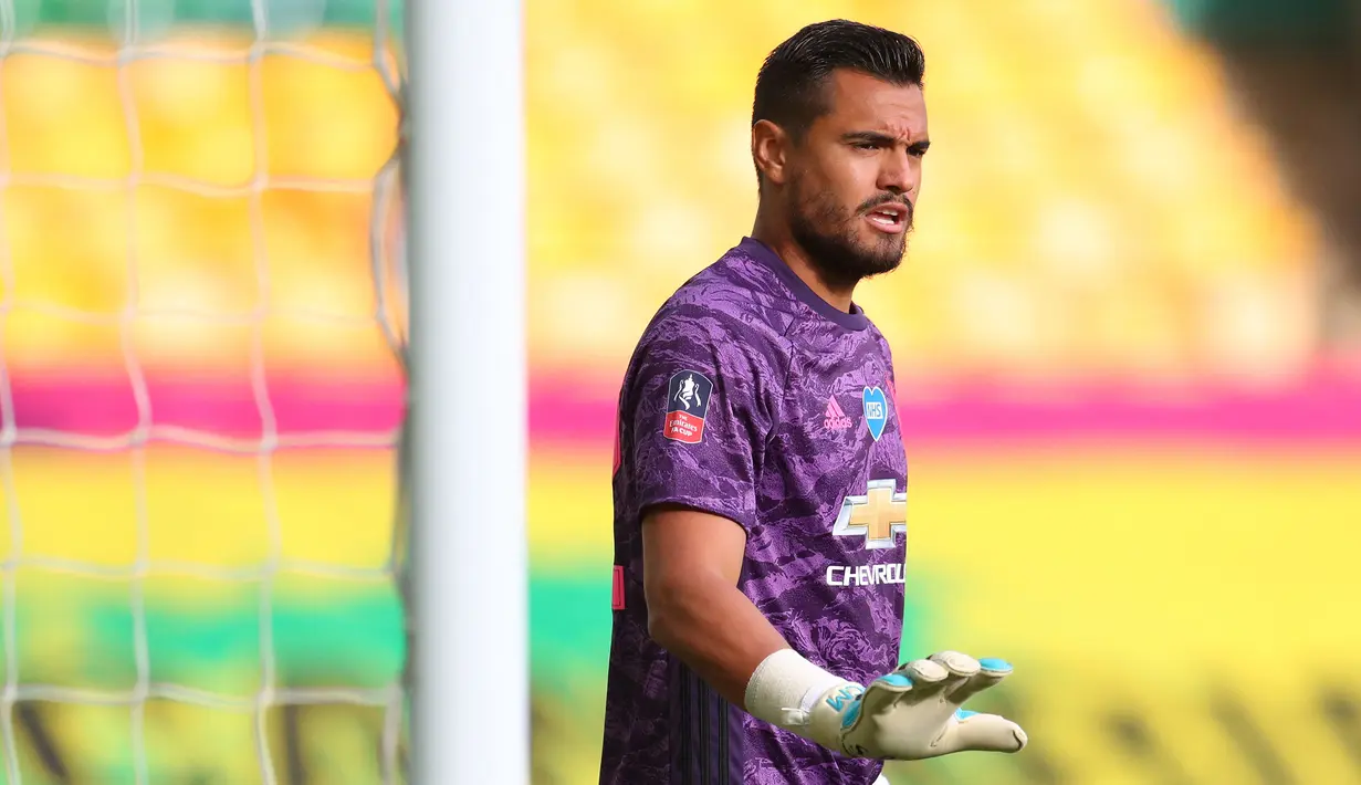 Sergio Romero. Kiper asal Argentina ini telah menginjak usia 34 tahun dan telah membela Manchester United sejak musim 2015/2016. Setelah kembalinya Dean Henderson, kini hanya menjadi kiper nomor 3 di Skuat Setan Merah dan belum sekalipun dimainkan musim ini. (AFP/Catherine Ivill/Pool)